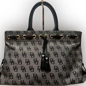 VGUC$$❤️❤️☘️ Dooney & Bourke vintage handbag.(wallet sold separately)
